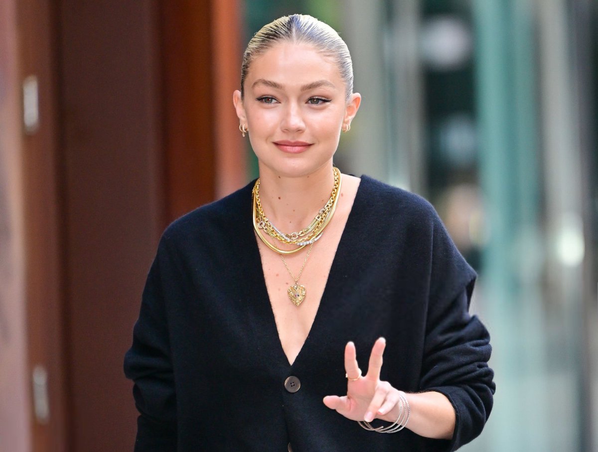 GigiArgMedia's tweet photo. 📸 || Gigi Hadid dirigiéndose al set de grabación de ‘The Tonight Show with Jimmy Fallon’ el día de hoy. https://t.co/jLySk7vtir