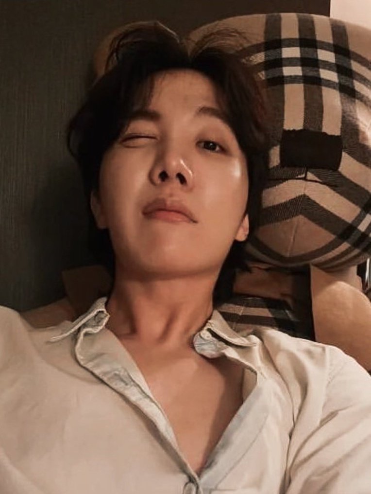 kiss_seven7's tweet photo. [📸] Hilo con las nuevas actualizaciónes de #Jhope a través de Instagram

🐿️: "@/burberry 🐻" 
(marca de moda de lujo) https://t.co/QNj2DbokBF