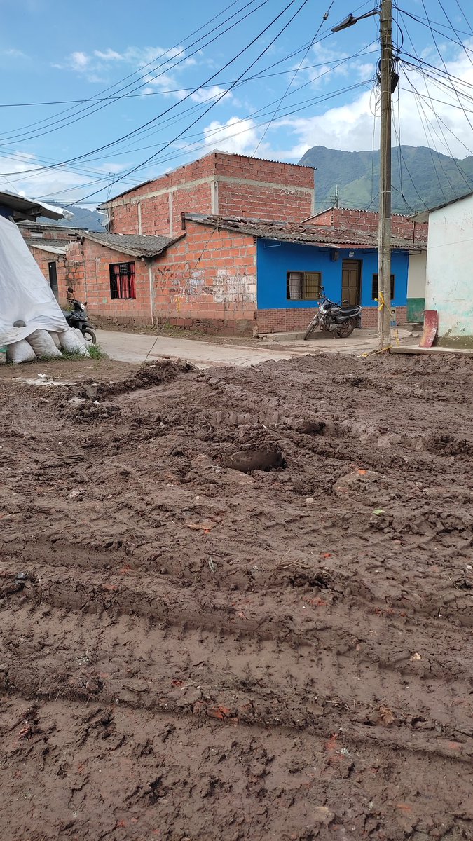 jdavidarangog's tweet photo. Allí, indicamos que desde Corpocaldas se adicionarán $150 millones al convenio que se tiene con el municipio, para intervenir puntos críticos como la quebrada Grande. https://t.co/4NvkMGUwyz