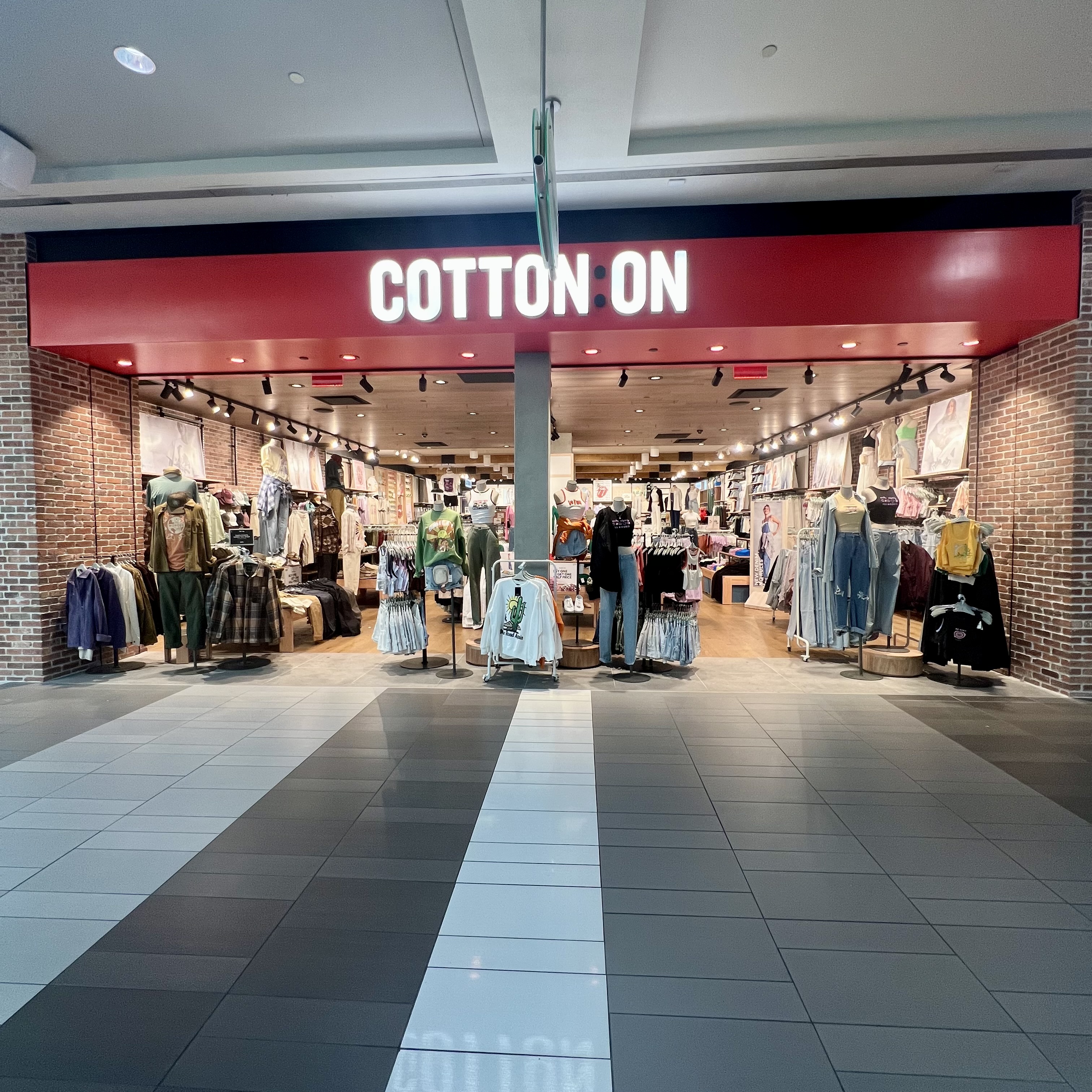 Customers make their way through CoolSprings Galleria shopping mall News  Photo - Getty Images