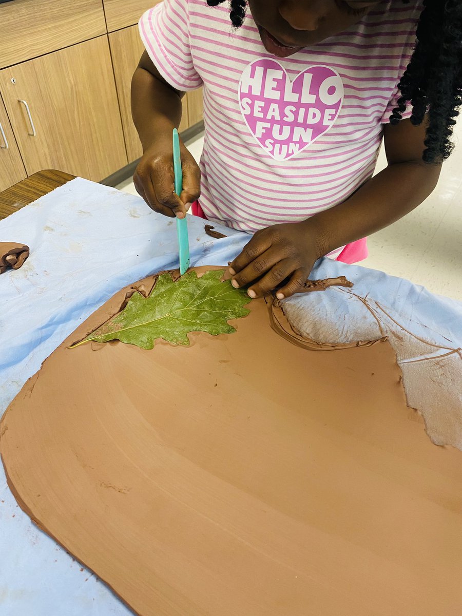 BarnesLSEArts's tweet photo. Relief impression sculptures with @LClarkLSEarts and @donohoLSEArts to begin our leaf men! 🍁 @cpsfinearts @LSEArts 

#science #art #artintegration https://t.co/0riEdmxC35