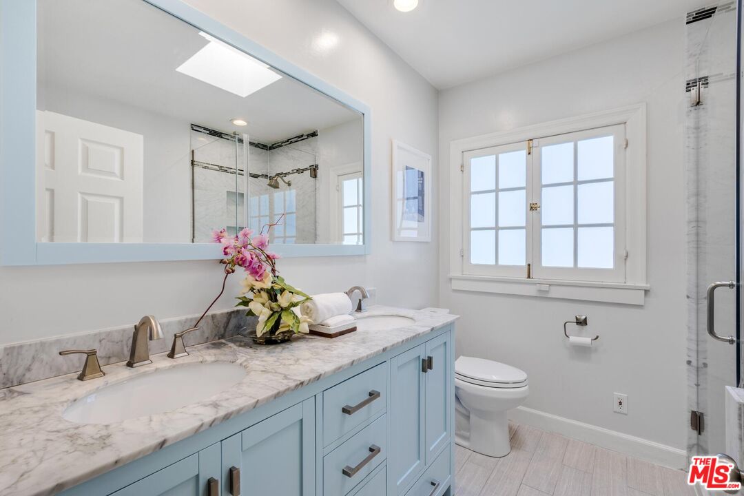 JGallowayhomes's tweet photo. Message me to see this cute home today! 😉📲

#justlisted #hancockpark #la #socal #realestate #larealestate #losangelesrealestate #homeoftheweek #home #house #locationlocationlocation #househunting #curbappeal #homesweethome #welcomehome #luxuryhome #luxuryrealestate https://t.co/uKqlI5RQ3E