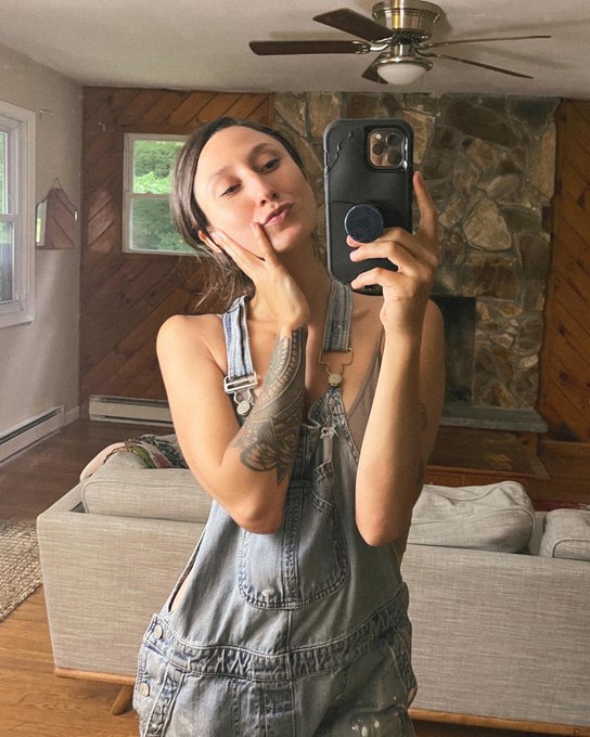 post chore pics. 🪞 https://t.co/Ni6nE5omyU
