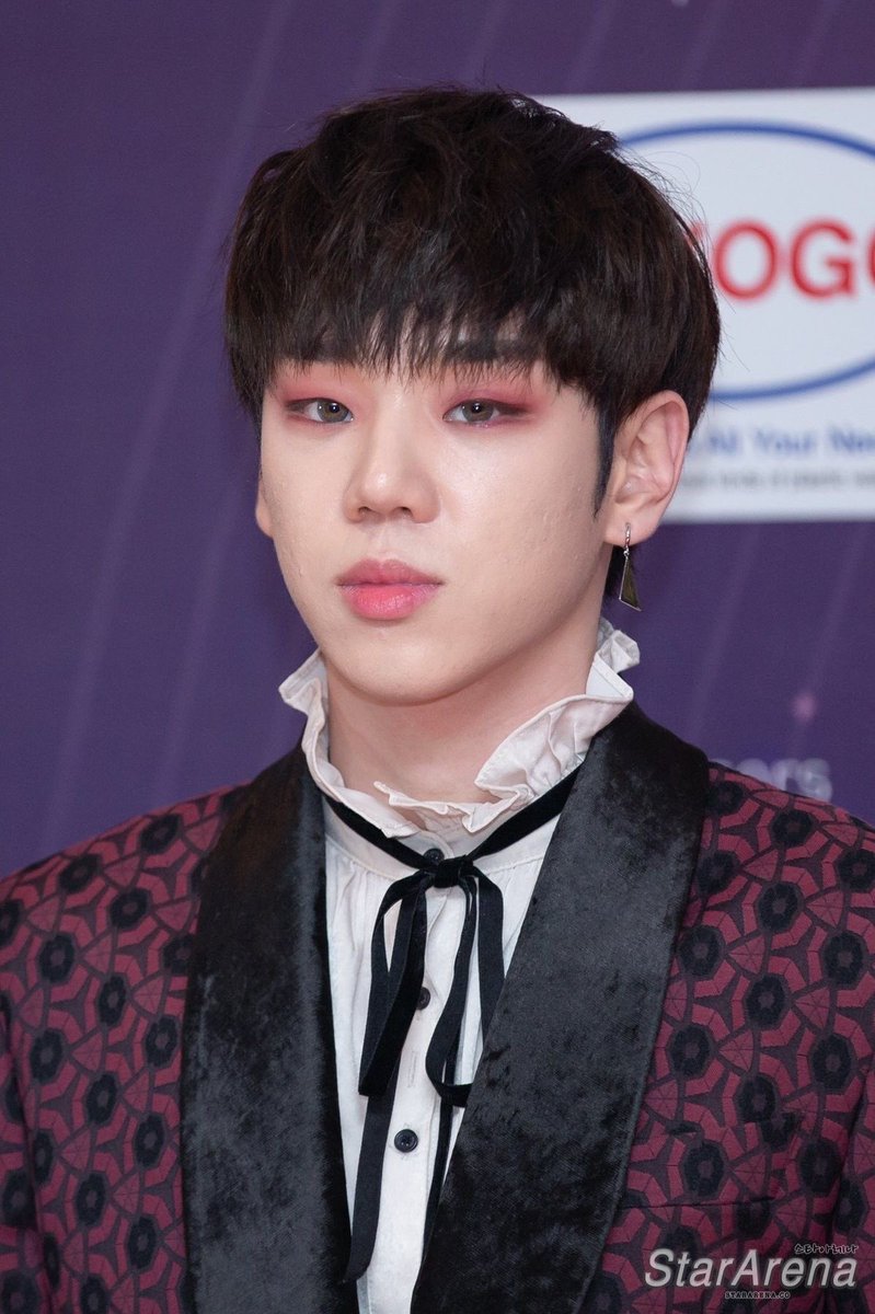 GYUR4NGHa_e's tweet photo. Everything about this look….his hair, the red eyeshadow, the one dangly triangle earring….the OUTFIT 😩 was so good 
Kim Byeongkwan 🧎 https://t.co/aK5cTGJNlr