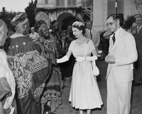 These are pictures showing the queen meeting leaders of the Former British Southern Cameroons. As Britons and others join in mourning her passing, we must remind ourselves that Britain and the Monarch did great injustice to Southern Cameroons. Today’s war is their doing