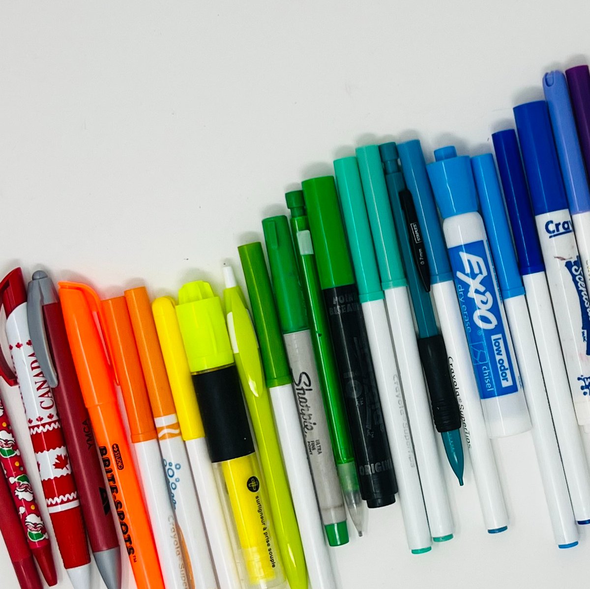 operationecopen's tweet photo. A big thank you to the Township of Uxbridge for their giant box of used writing instruments last month! Special thanks to Maggy Bell for her ongoing amazing support! 🖍️😀🖊️These will go to @staplescanada for recycling at @terracycleca 🙂
#savetheenvironment  #recyclingmatters https://t.co/6R3i0yb3de