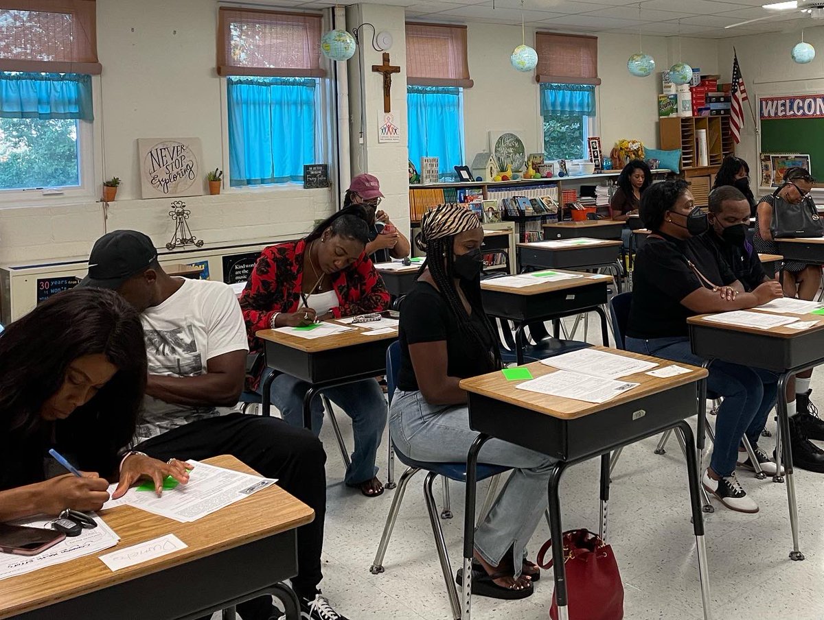 ¡Muchas gracias a nuestra increíble #sasfamily por venir a la Noche de Vuelta al Cole esta tarde! Qué bendición verlos a todos en persona este año 🙏🏻 #adwcommunity 🐝