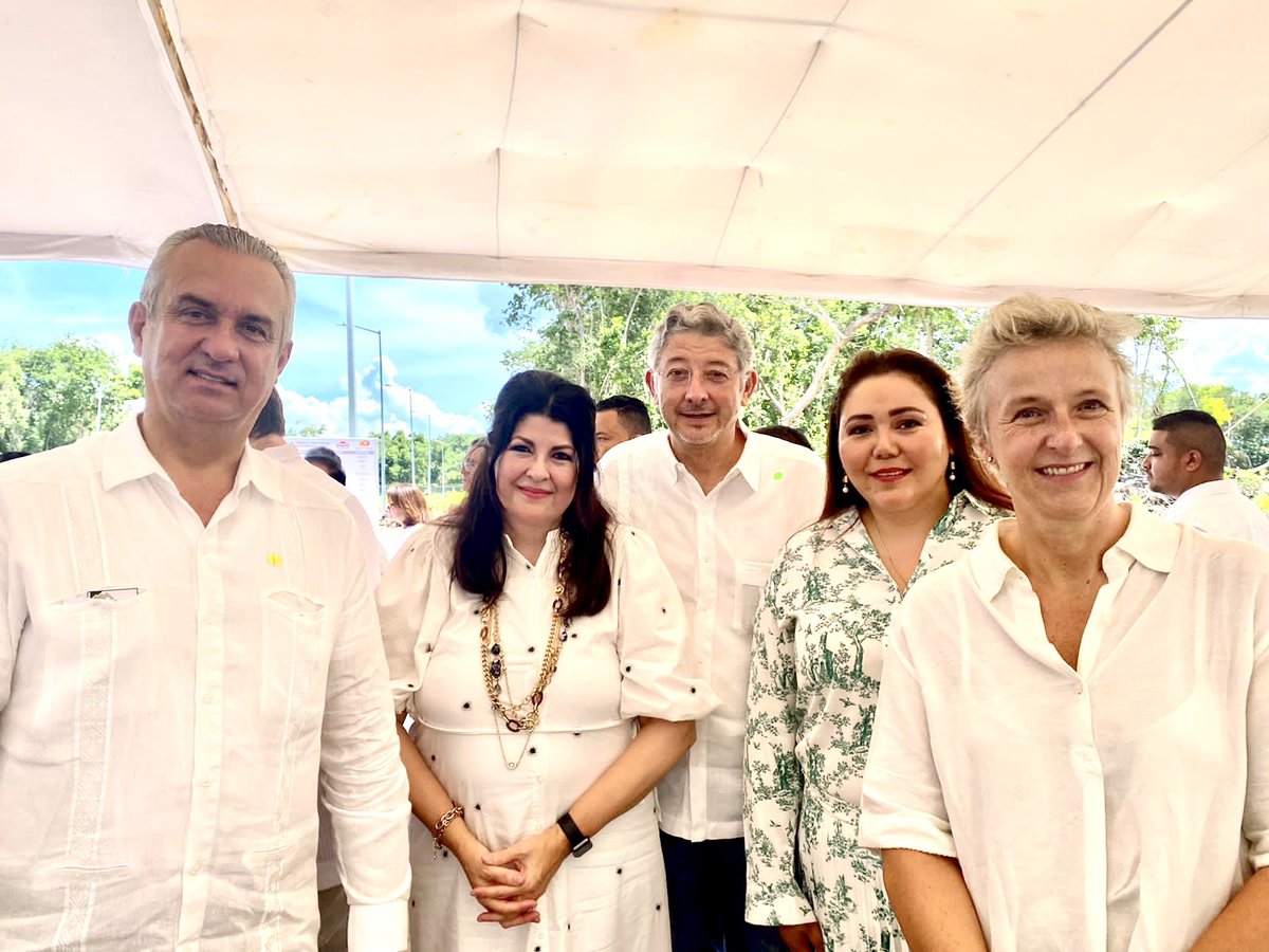 Martha Zamarripa R.💙 (@m_zamarripa) on Twitter photo La <a href="/EmbaMexBee/">Embassy Mexico in Belize</a> 🇲🇽🇧🇿acudió a la firma de un MdE entre el Gobernador  de QRoo <a href="/CarlosJoaquin/">Carlos Joaquín</a> y el Primer Ministro de Belice <a href="/JohnBricenoBZE/">John Briceño</a>. Acuerdos de cooperación internacional en comercio e inversiones favorecen a ambos lados de nuestras fronteras. Enhorabuena!!
<a href="/SRE_mx/">Relaciones Exteriores</a> La <a href="/EmbaMexBee/">Embassy Mexico in Belize</a> 🇲🇽🇧🇿acudió a la firma de un MdE entre el Gobernador  de QRoo <a href="/CarlosJoaquin/">Carlos Joaquín</a> y el Primer Ministro de Belice <a href="/JohnBricenoBZE/">John Briceño</a>. Acuerdos de cooperación internacional en comercio e inversiones favorecen a ambos lados de nuestras fronteras. Enhorabuena!!
<a href="/SRE_mx/">Relaciones Exteriores</a>
