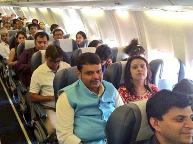 RoflGandhi_'s tweet photo. Prince Darrell Fernandez landed at Heathrow airport at 5am with Princess Amrellia Fernandez, he is to be crowned as the new King of the United Kingdom. ⛪✝️ https://t.co/k9S8tlqvFG