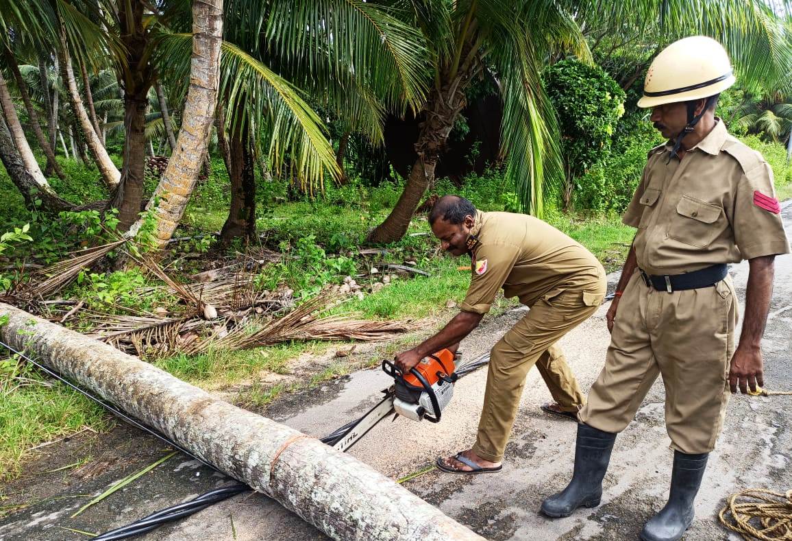 FireService_ANP's tweet photo. On 08/09/22 #Firefighter of #FSCarnicobar removed the uprooted cocunut tree which had fallen on electric wires to restore the traffic for General Public of Kakana Village,Car Nicobar.
@MediaRN_ANI @DGPANIslands
@Andaman_Admin https://t.co/7CHwX9QpGU