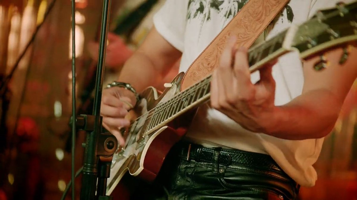 kath_jyholic's tweet photo. Guitarist Yonghwa y'all 🔥

#CNBLUE #LET_IT_SHINE https://t.co/5MGOutHJ3H