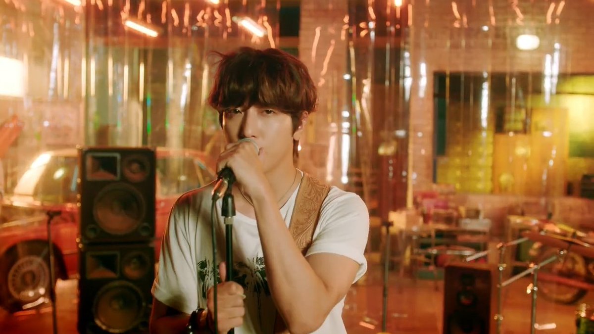 kath_jyholic's tweet photo. Guitarist Yonghwa y'all 🔥

#CNBLUE #LET_IT_SHINE https://t.co/5MGOutHJ3H