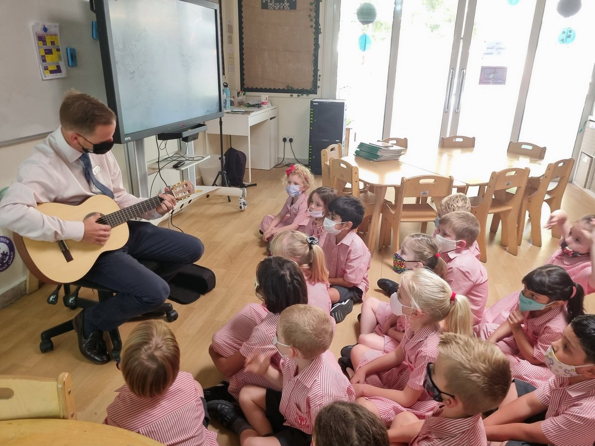 DESSyear2's tweet photo. What a fabulous way to start a Friday! Such a talented Mr Adams πΆ πΈ #DESSYear2Blue @DESSperform https://t.co/qgyawpAcHV