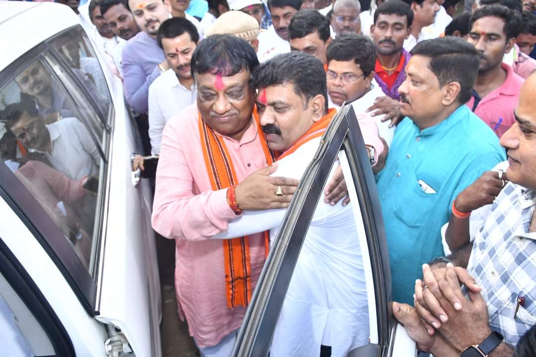 HarishC91832164's tweet photo. “मोर आवास - मोर अधिकार”
रोक के रखे हे भूपेश सरकार 

छत्तीसगढ़ विधानसभा में नेता प्रतिपक्ष आदरणीय नारायण चंदेल जी जिला पंचायत क्षेत्र क्र.9 के ग्राम मैनपुरी में शामिल हुवे 
@narayan_chandel
@vijayratankwd
#moravasmoradhikar 
#pmavas
#Avasmoradhikar https://t.co/gDIuF7vjBZ