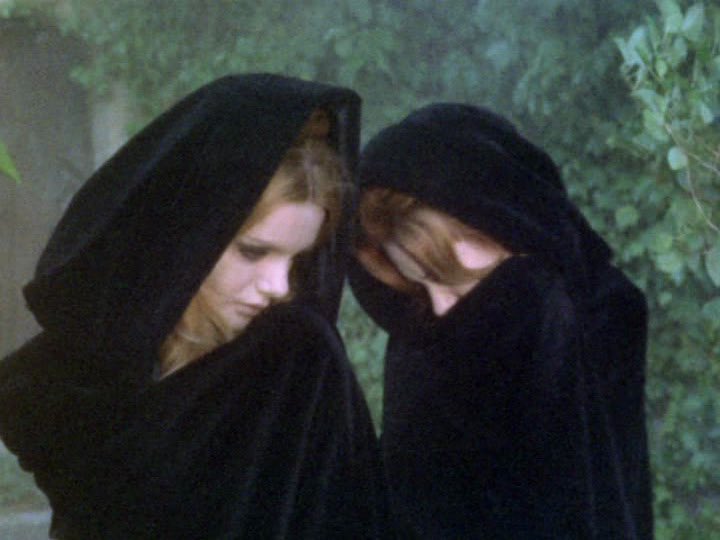 THECOOLISSUE's tweet photo. me and the girls getting ready for the full moon https://t.co/hbtrV9SnXj