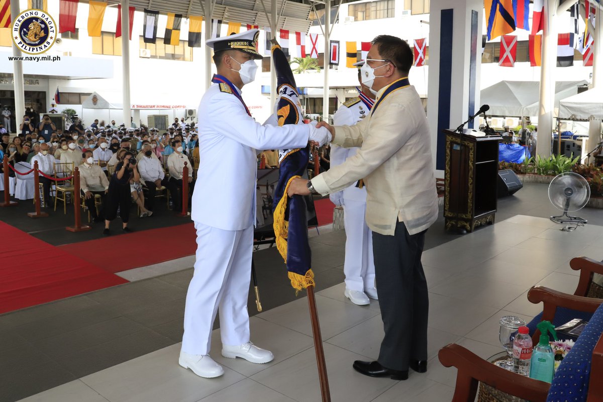 RITE OF PASSAGE | Vice Commander Valencia takes over #Navy’s top post in acting capacity on Sep 8

👉: navy.mil.ph/pn_web_news.ph…

#ProtectingtheSeasSecuringOurFuture 
#ModernandMultiCapablePHNavy
#AFPyoucanTRUST