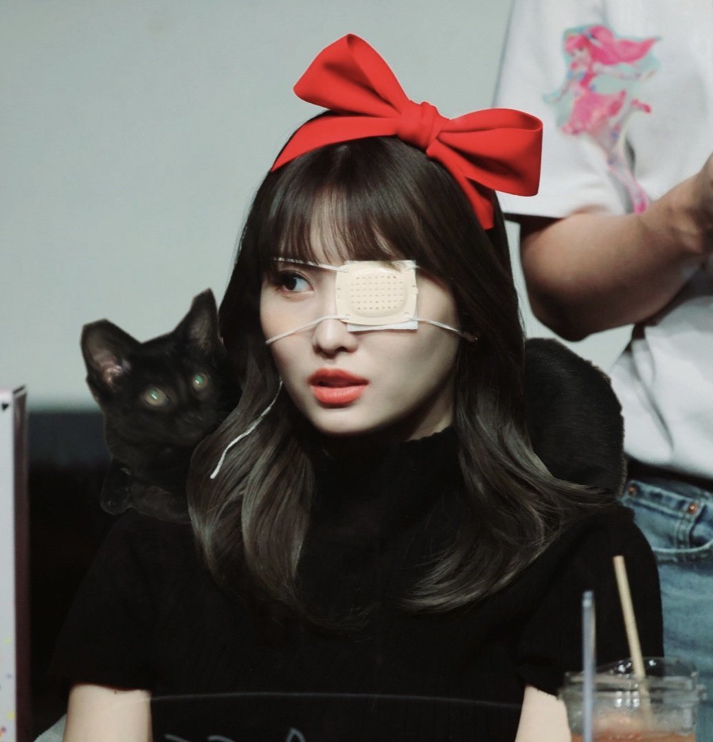 64X119's tweet photo. real life kiki&amp;jiji

#모모 #MOMO #트와이스 #TWICE #TalkthatTalk #FanSign https://t.co/dxr8dBtHoN