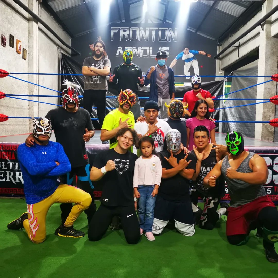 u_cmll's tweet photo. DESPUES DE UN GRAN ENTRENAMIENTO EN LA ESCUELA ULTIMO GUERRERO DONDE SE FORJAN LAS ESTRELLAS DE OTRO NIVEEEEEEEEEL AHORA A DISFRUTAR LAS PIZZAS GUSTAN
#CMLL
#escuelaultimoguerrero
#mineros #65
#ColMorelos
#de8a10pm
#lunesmiercolesjueve
##CHINGOOOOOON
#Udragoncito https://t.co/bl6z1OGI3n
