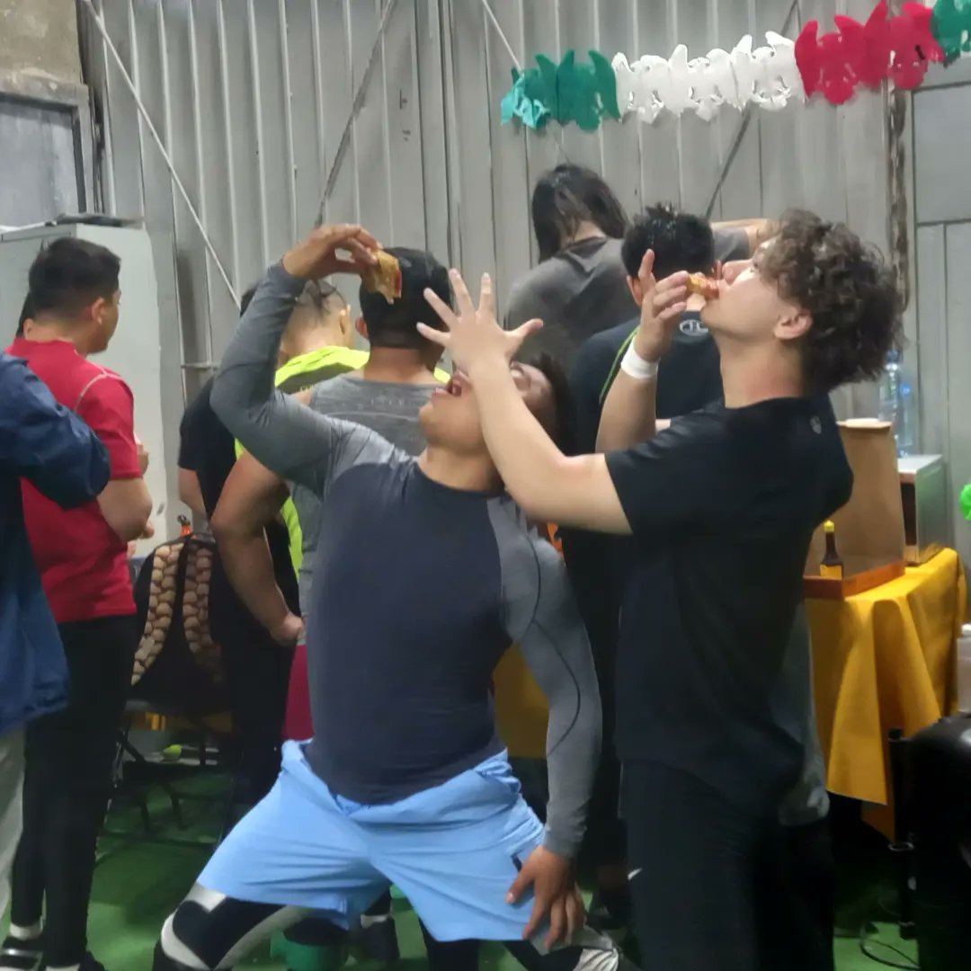 u_cmll's tweet photo. DESPUES DE UN GRAN ENTRENAMIENTO EN LA ESCUELA ULTIMO GUERRERO DONDE SE FORJAN LAS ESTRELLAS DE OTRO NIVEEEEEEEEEL AHORA A DISFRUTAR LAS PIZZAS GUSTAN
#CMLL
#escuelaultimoguerrero
#mineros #65
#ColMorelos
#de8a10pm
#lunesmiercolesjueve
##CHINGOOOOOON
#Udragoncito https://t.co/bl6z1OGI3n