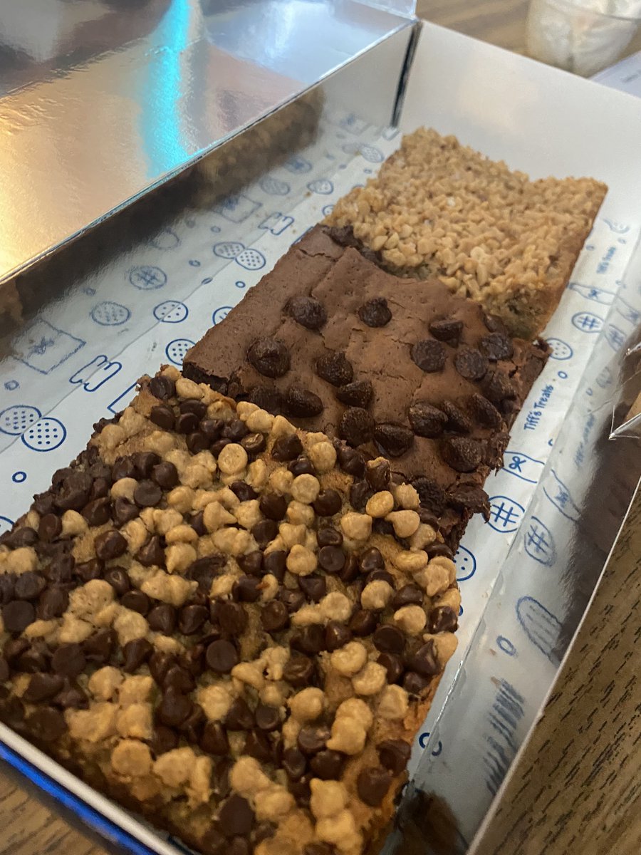 AmyZampini's tweet photo. Our day was made! Thank you @Crysrommuel for the amazing treats! We are so blessed to work in such an amazing district! #RESmagic https://t.co/BbrOoYEOCl
