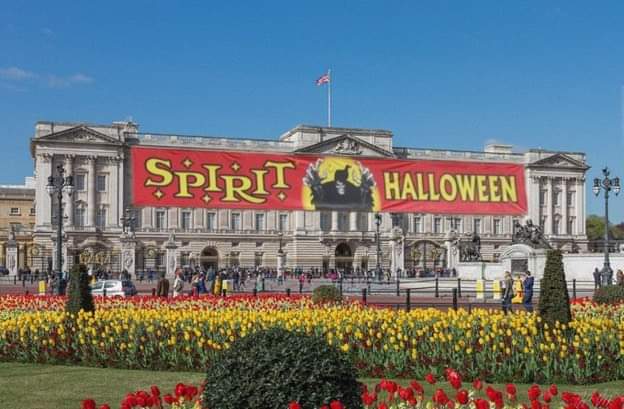 RedrumFearPark's tweet photo. ⚠️This just in⚠️ Spirit Halloween has set up a new location at Buckingham Palace https://t.co/MqwpKeLt9x