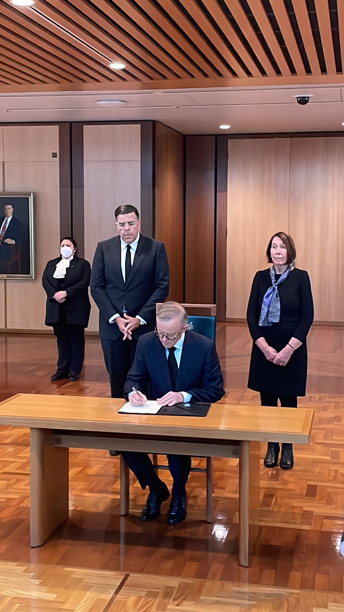 Prime Minister Anthony Albanese has signed the Queen’s condolence book at Parliament House. #auspol <a href="/canberratimes/">Canberra Times</a>