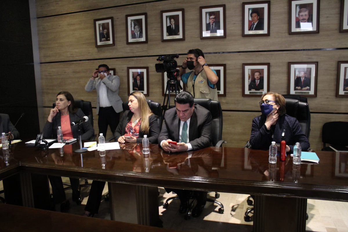 GabDurango's tweet photo. Hoy la Coordinadora @RosarioCastroL estuvo acompañando a los titulares de @SRNYMA Ing. Alfredo Herrera; @stypsdgo Lic. Israel Soto y @SECOEDDGO MD Raquel Arreola quienes destacaron avances dentro de la Glosa del VI Informe del @gobdgo https://t.co/6qYgsQUTDG