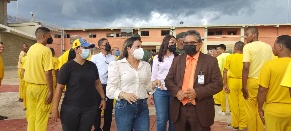 mirelct's tweet photo. Estuvimos inspeccionando la Comunidad Penitenciaria de Coro, constatando el cumplimiento de las políticas públicas implementadas por el estado Venezolano, que garantizan los DDHH de las y los privados de libertad.

#VenezuelaPuebloPróspero @NicolasMaduro @delcyrodriguezv https://t.co/N5B2w1Lehg