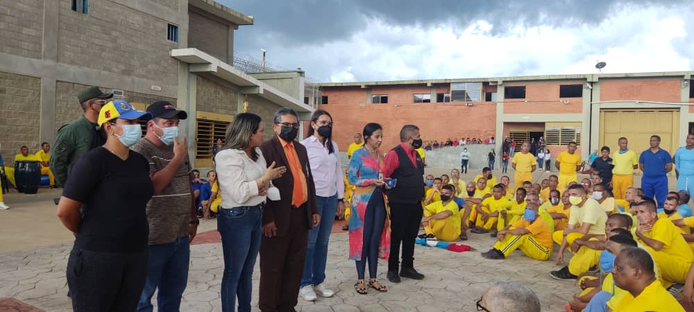 mirelct's tweet photo. Estuvimos inspeccionando la Comunidad Penitenciaria de Coro, constatando el cumplimiento de las políticas públicas implementadas por el estado Venezolano, que garantizan los DDHH de las y los privados de libertad.

#VenezuelaPuebloPróspero @NicolasMaduro @delcyrodriguezv https://t.co/N5B2w1Lehg