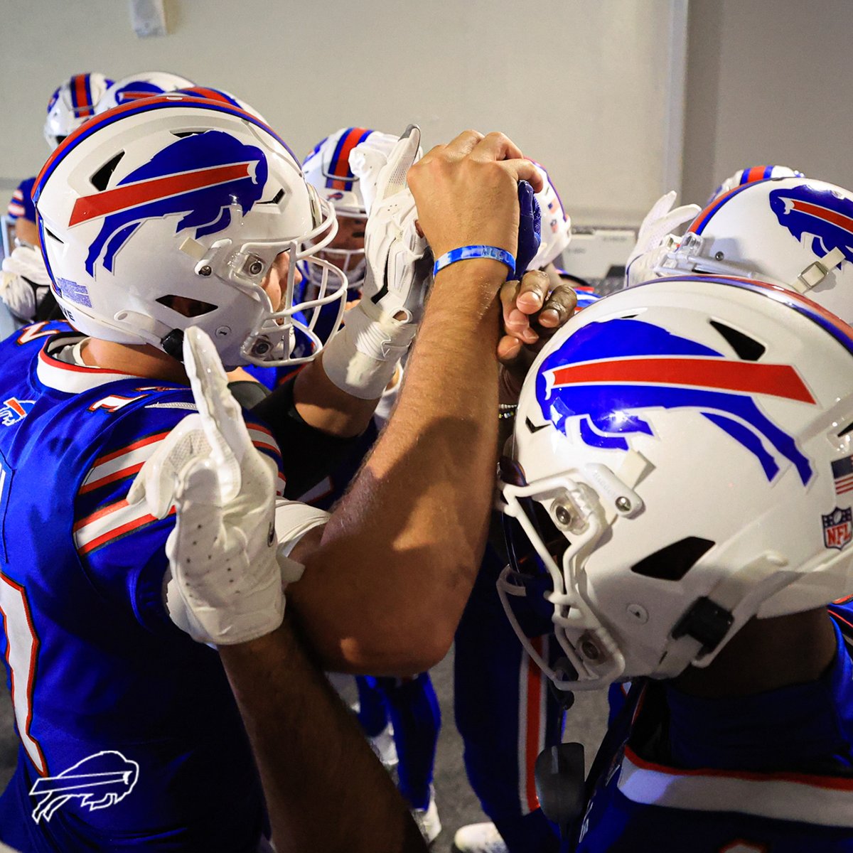 BuffaloBills's tweet photo. Them boys be HYPE. 😤

#BUFvsLAR | #BillsMafia https://t.co/hSI17IpLDJ