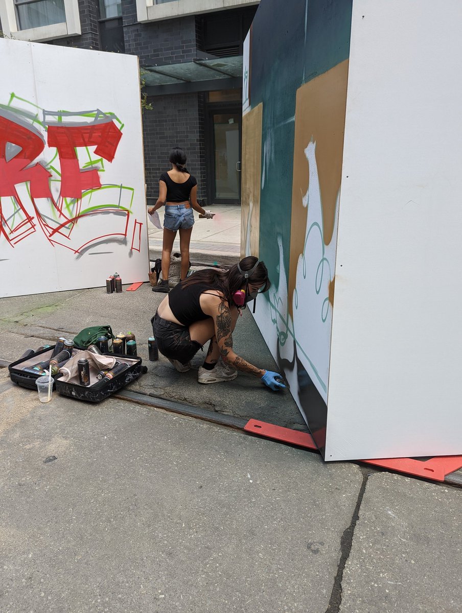 #Toronto's favourite #raccoon graffiti artist <a href="/emilymayrose/">Emily May Rose</a>
was caught hard at work today at #Tiff2022
😻