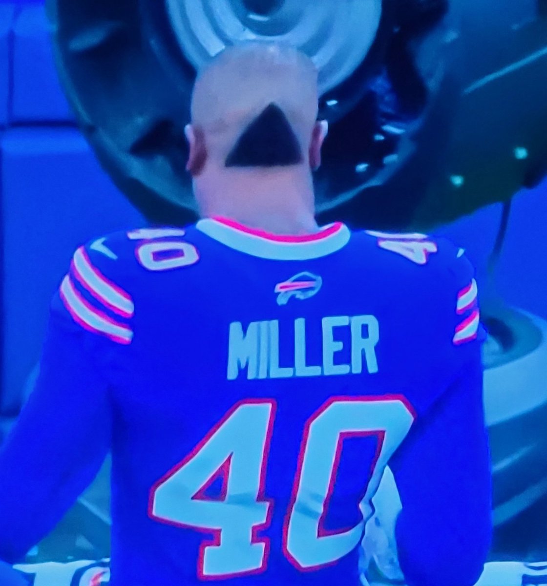 GrantPaulsen's tweet photo. So when Von Miller sat down in the barber's chair did he just say, "just leave a perfectly shaped triangle on the back of my head." https://t.co/tUBW6VwWQc