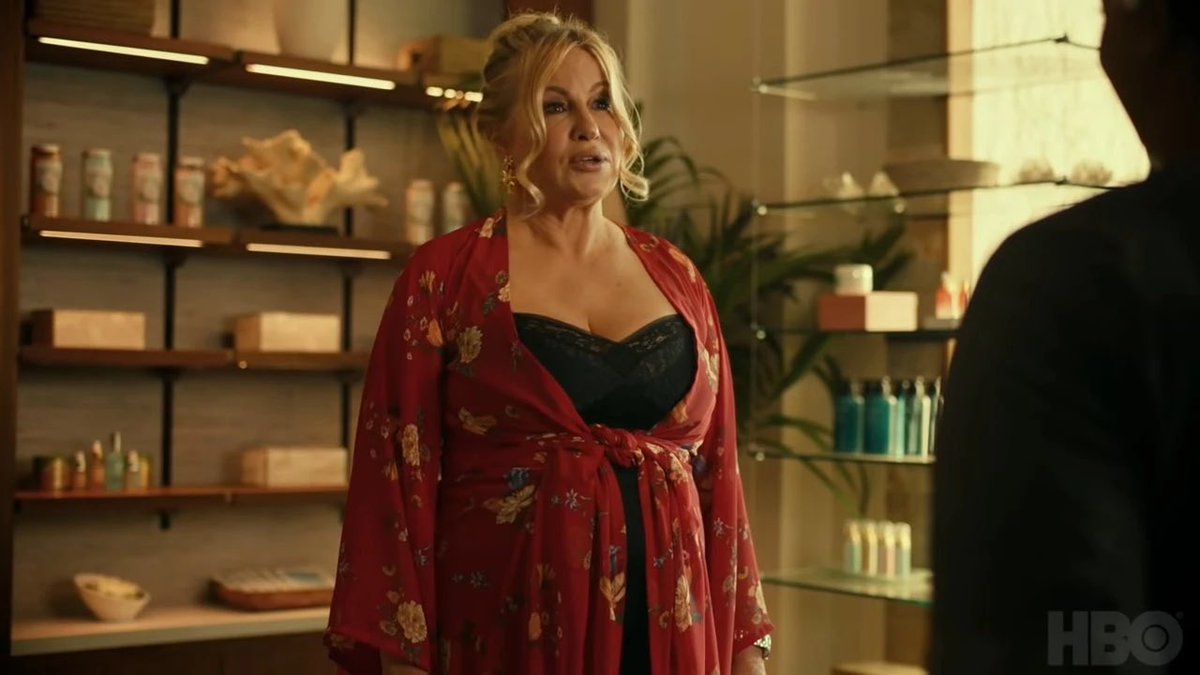 ChaningVive's tweet photo. Pues hoy he empezado #TheWhiteLotus Once nominaciones a los #Emmy2022 son un buen referente… no??
A ver, por favor ESTA MUJER: Jennifer Coolidge. La había visto fugazmente alguna vez… pero claro… Me he quedado LOCA. Qué BARBARIDAD TAN INCONMENSURABLE. Me declaro FAN d por vida https://t.co/LO7w2c3PY7