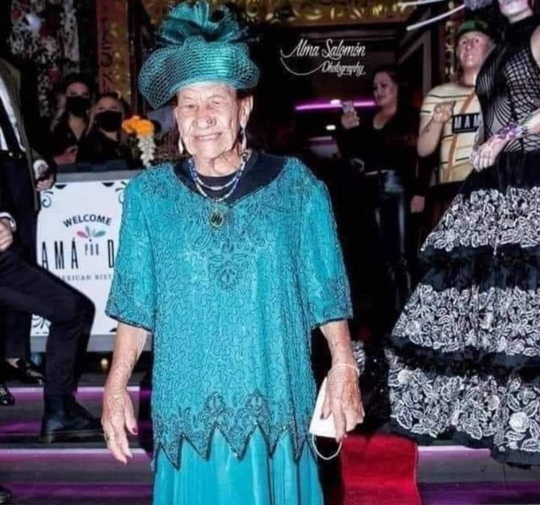 _mood31_'s tweet photo. QEPD #ReinaIsabel 🕊
 #PalaciodeBuckingham https://t.co/XP5Jb9cp9B