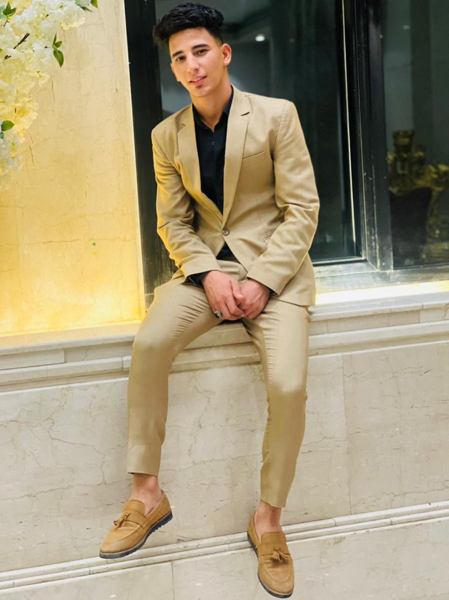 من تذكّرني على صفوة مزاجه
ينتظرني لين يصفى له مزاجي .