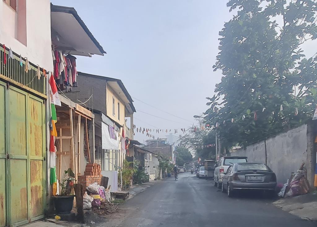 Halo <a href="/kel_gumuruh/">Gumuruh Tangguh</a> <a href="/Satpolppbdg/">Satpol PP Kota Bandung</a> kang <a href="/kangyanamulyana/">Yana Mulyana</a> <a href="/kec_batununggal/">kec_batununggal</a>. Lokasi ini jalan sudah sempit dan dekat pertigaan, sering macet. Yg pintu besi hijau ini toko peralatan listrik, kalau sedang buka pintunya dibuat ke arah luar, semakin sempit lagi