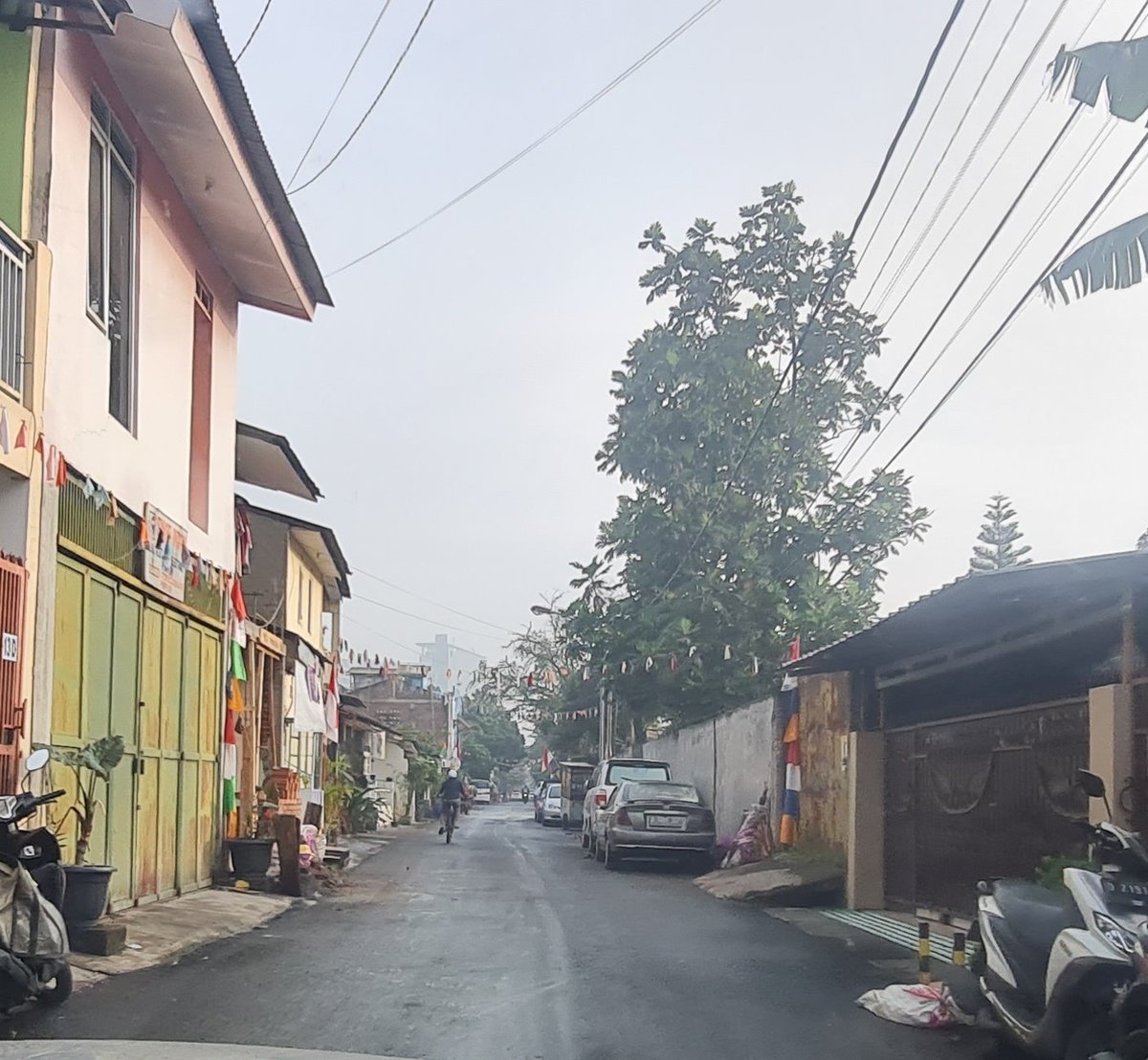 Halo <a href="/kel_gumuruh/">Gumuruh Tangguh</a> <a href="/Satpolppbdg/">Satpol PP Kota Bandung</a> kang <a href="/kangyanamulyana/">Yana Mulyana</a> ini rumah bangun melebihi muka bangunan seharusnya, lokasi di jalan Rancagoong kelurahan Gumuruh Kecamatan Batununggal. <a href="/kec_batununggal/">kec_batununggal</a>. Lokasi ini jalan sudah sempit dan dekat pertigaan, sering macet.