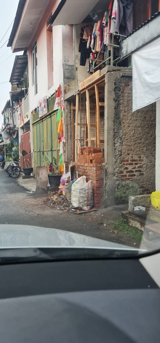 Halo <a href="/kel_gumuruh/">Gumuruh Tangguh</a> <a href="/Satpolppbdg/">Satpol PP Kota Bandung</a> kang <a href="/kangyanamulyana/">Yana Mulyana</a> ini rumah bangun melebihi muka bangunan seharusnya, lokasi di jalan Rancagoong kelurahan Gumuruh Kecamatan Batununggal. <a href="/kec_batununggal/">kec_batununggal</a>. Lokasi ini jalan sudah sempit dan dekat pertigaan, sering macet.