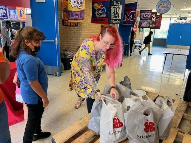 cochran_school's tweet photo. Another memorable day for the Cochran Communtiy. Thank you @BrighterBites for providing fresh produce and nutrition education for the #ColtSquad. A big shout out to the parents of Cochran for volunteering to make this day a success. @SmuSandra @ACEDallasISD https://t.co/s4WUF8NRee