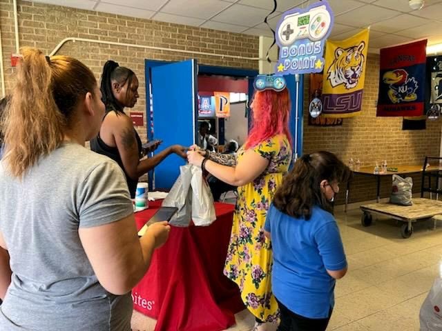 cochran_school's tweet photo. Another memorable day for the Cochran Communtiy. Thank you @BrighterBites for providing fresh produce and nutrition education for the #ColtSquad. A big shout out to the parents of Cochran for volunteering to make this day a success. @SmuSandra @ACEDallasISD https://t.co/s4WUF8NRee