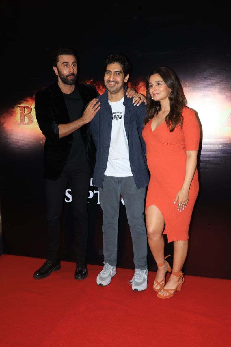TheCineBlitz's tweet photo. @aliaa08 #RanbirKapoor and the #bhatts at #Brahmashtra screening https://t.co/h7UhYBQP6h