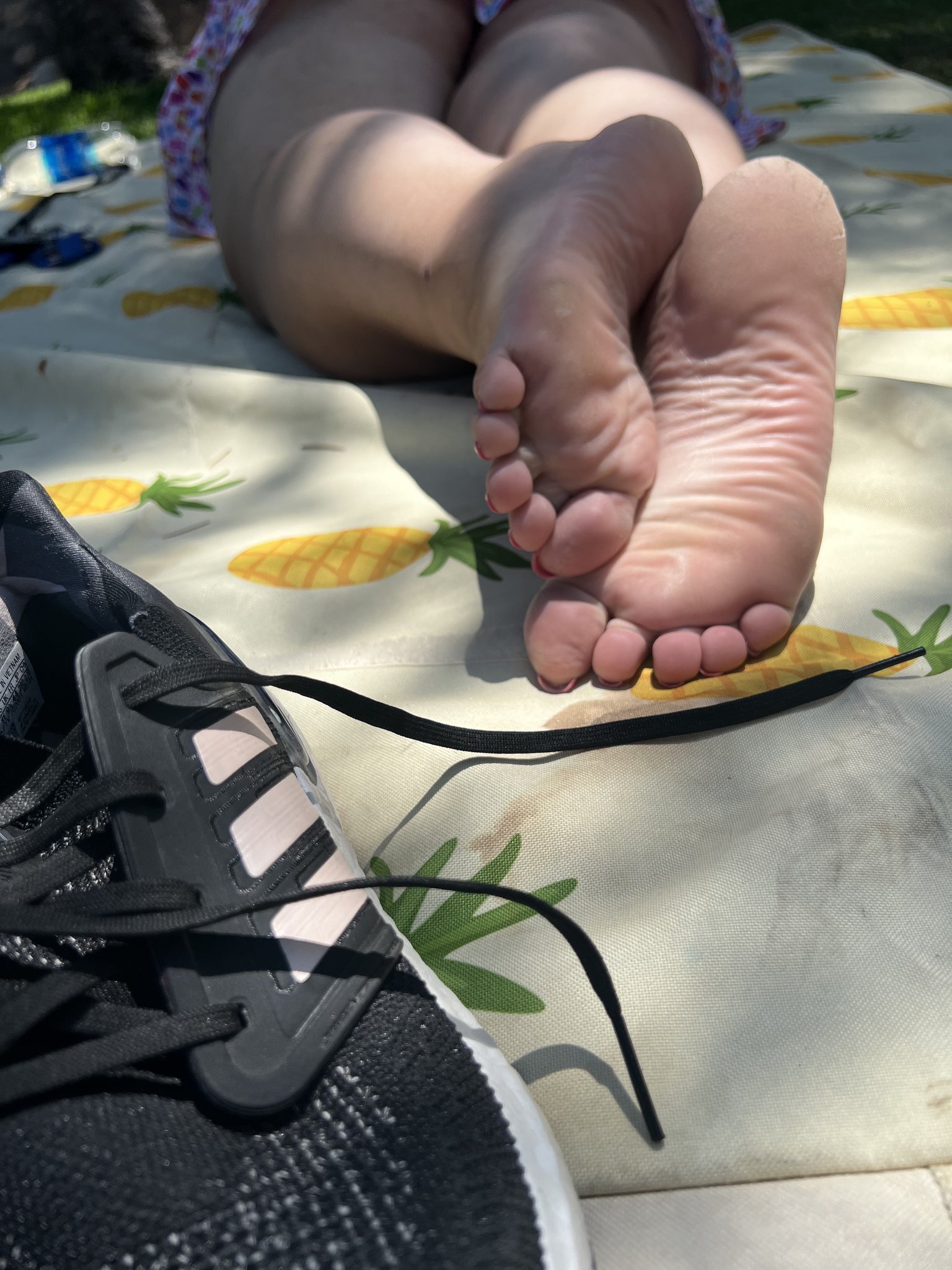 j-on-twitter-she-wore-to-the-park-these-sneakers-with-no-socks-i