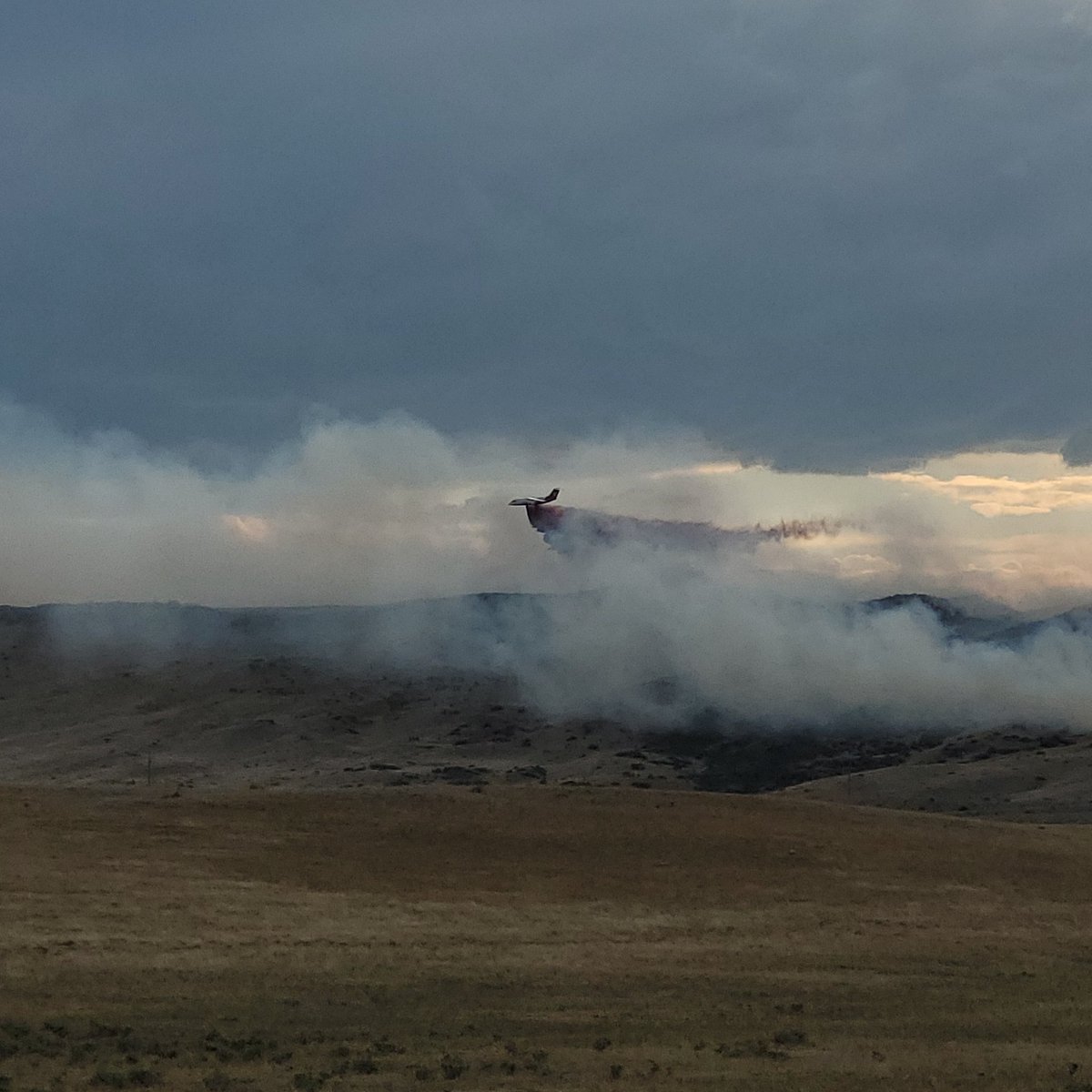 poudrefire's tweet photo. Multiple agencies are currently working the County Road 21 Fire. Fire is approximately 120 acres with zero containment. A helicopter and tanker have made multiple drops along the fire line. @WellingtonFire1 @LarimerSheriff @LovelandFRA @wsfr_colo @FireLivermore @COStateFire https://t.co/jQcI2tuGed