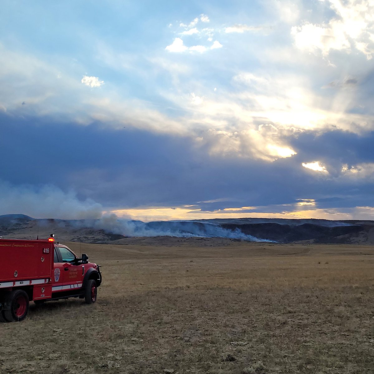 poudrefire's tweet photo. Multiple agencies are currently working the County Road 21 Fire. Fire is approximately 120 acres with zero containment. A helicopter and tanker have made multiple drops along the fire line. @WellingtonFire1 @LarimerSheriff @LovelandFRA @wsfr_colo @FireLivermore @COStateFire https://t.co/jQcI2tuGed