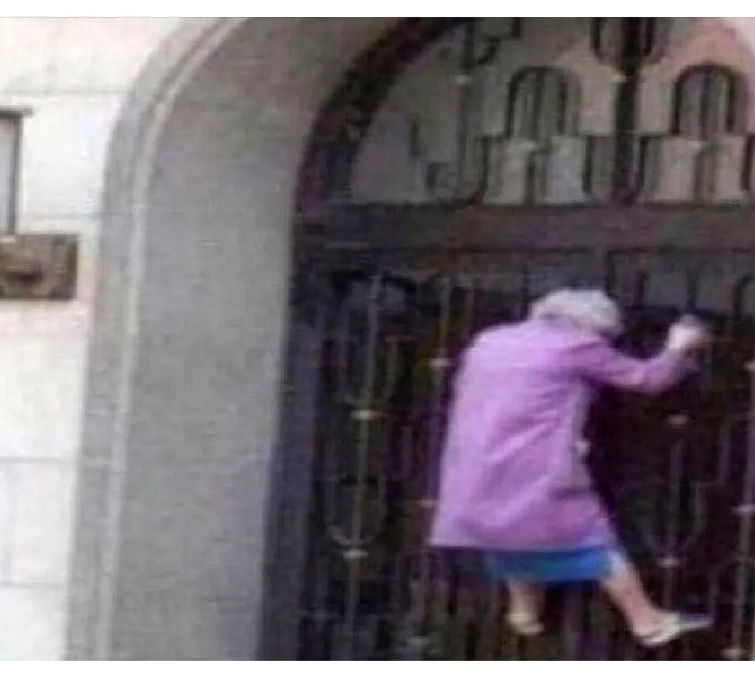 " La Reina Isabel II tratando de entrar a como de lugar a través de los portones al paraíso, después de 96 años de genocidio y explotación del reino británico a África, América y Asia" 

Excelente post <a href="/letparks/">Letícia Parks</a>

#QueenElizabeth 
#notodasqueremossereinas