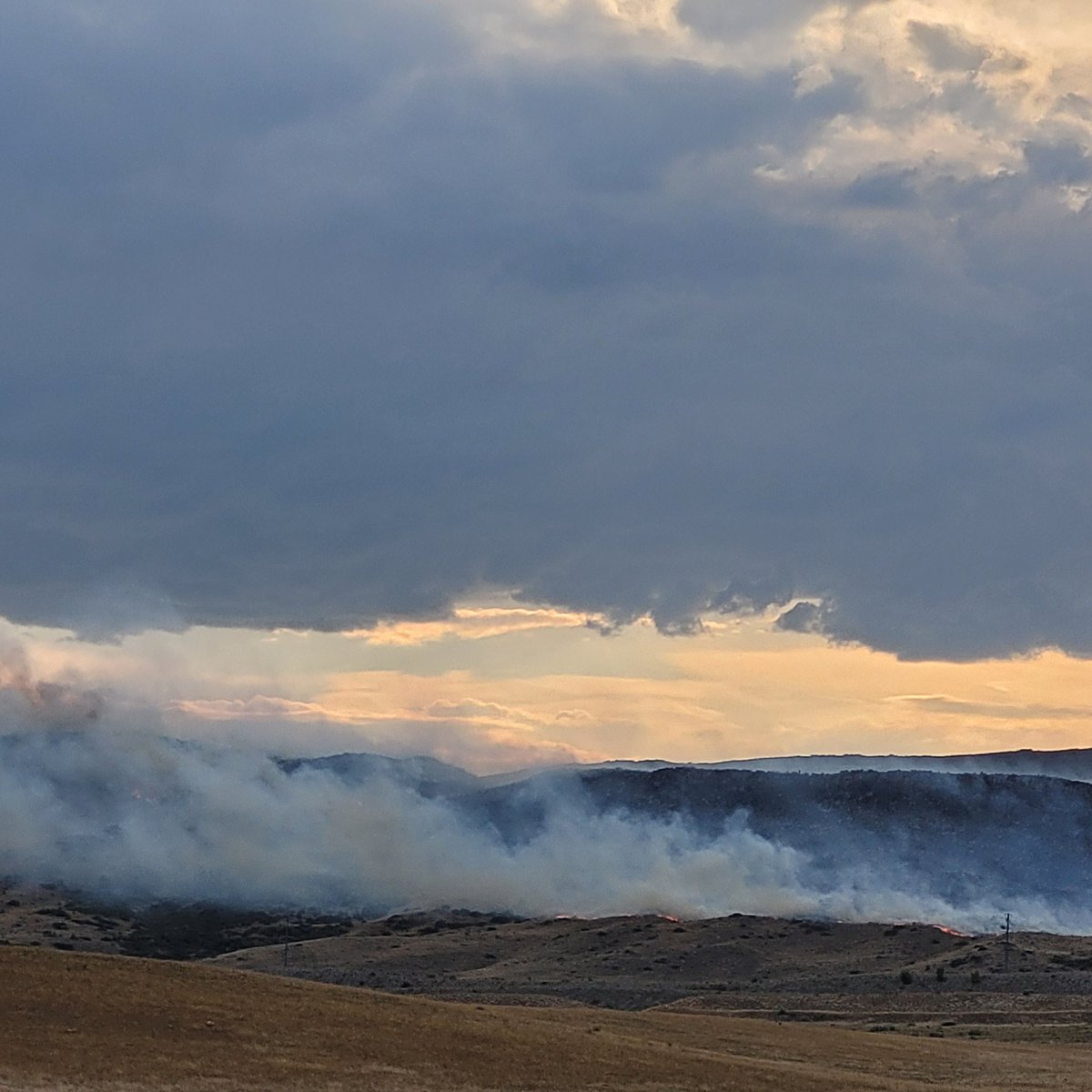 poudrefire's tweet photo. Multiple agencies are currently working the County Road 21 Fire. Fire is approximately 120 acres with zero containment. A helicopter and tanker have made multiple drops along the fire line. @WellingtonFire1 @LarimerSheriff @LovelandFRA @wsfr_colo @FireLivermore @COStateFire https://t.co/jQcI2tuGed