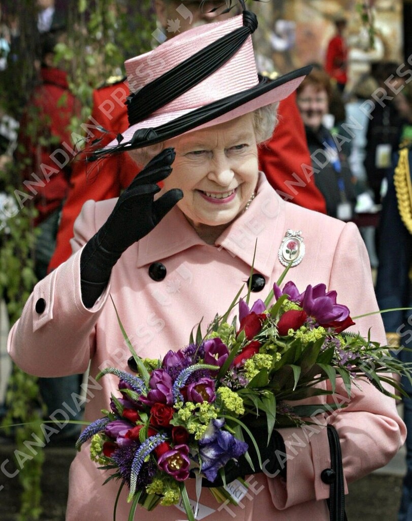 Queen Elizabeth II RIP.
A few of my images of the Queen from her tour of Saskatchewan and Alberta in 2005. THE CANADIAN PRESS/Jeff McIntosh
.
.
.
#queenelizabeth #royalfamily #photojournalism #elizabethii #royalty #queenelizabethii instagr.am/p/CiQ78XyvTYO/