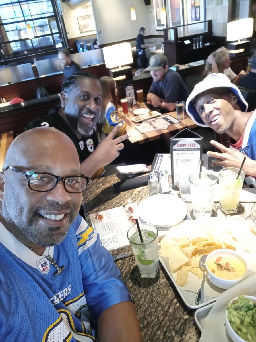 shanexxxdiesel's tweet photo. Lol its football baby https://t.co/3Kru5AjCza