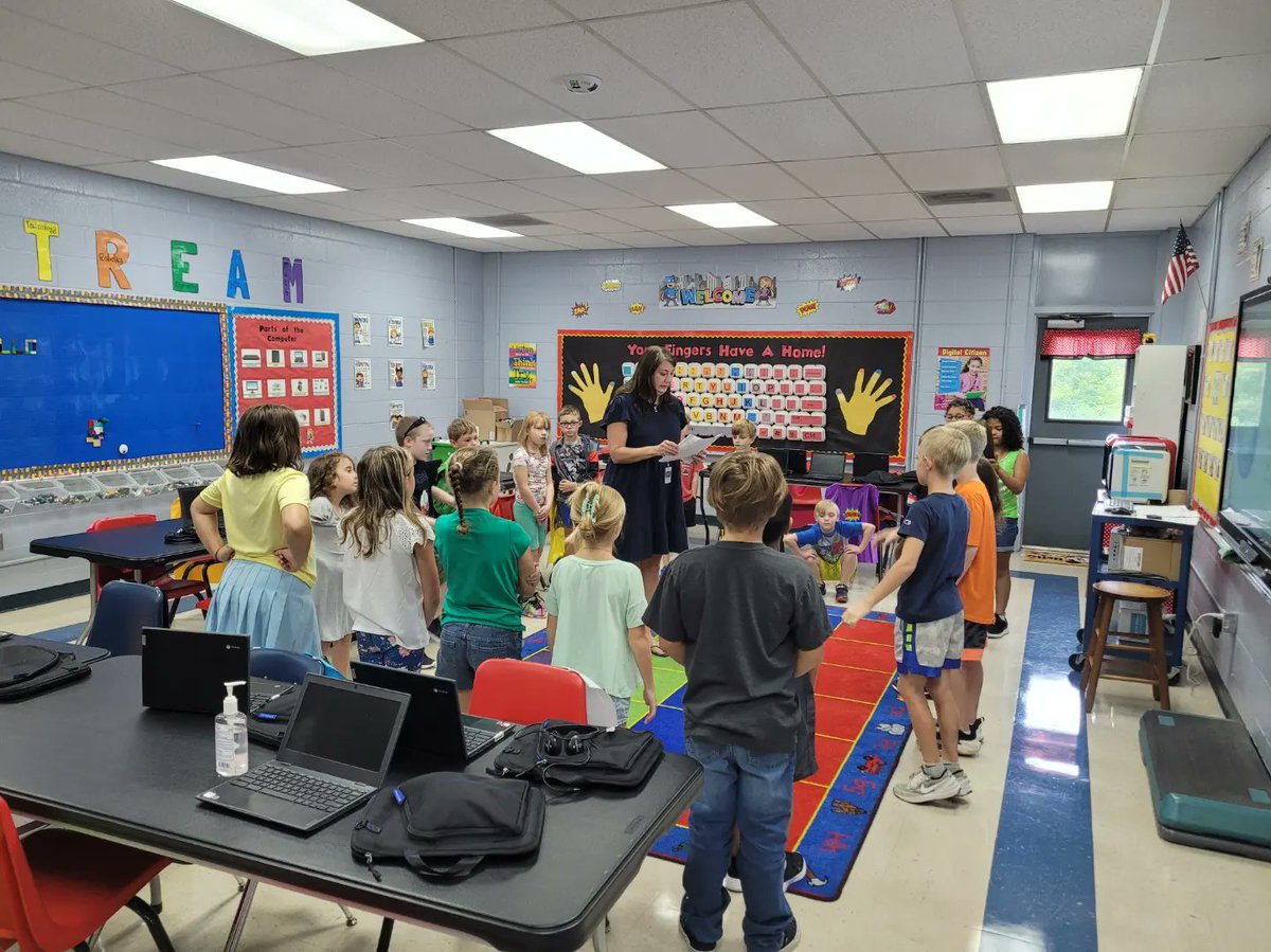 MichiganAvenueE's tweet photo. This week our students are learning to be safe online while being good digital citizens. Michigan Avenue uses the Common Sense Media Education curriculum and has been awarded the title of a Common Sense School!
#masrocks #oneteam #CSSchools https://t.co/0nGR2qYu6N