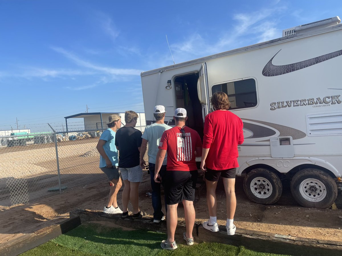 FootballLCP's tweet photo. Tonight at Team Dinner our guys served a gentleman whose car caught fire and burned earlier. Proud of them for serving others. #bam #serveothers @HubCityPrepsLBK @806pics @806hsscmedia @LoneStarVarsity @CollieronTV @arielle_schafer @pchristy11 @AthleticsLCP https://t.co/2yW3fKnE9L